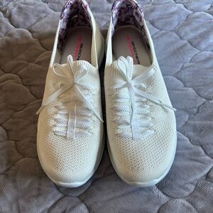 Skechers Women's Cream Knit Sneakers - New never worn